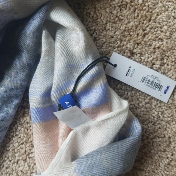 APT.9 scarf - Picture 2 of 4